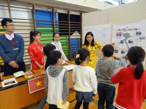 ベトナムの地理について説明中