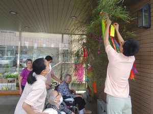 高い所は職員が飾ります