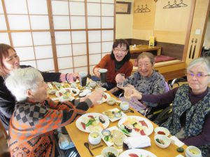 お寿司屋さんでカンパーイ！